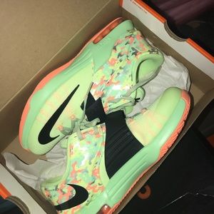 Grade school shoe 6.5y